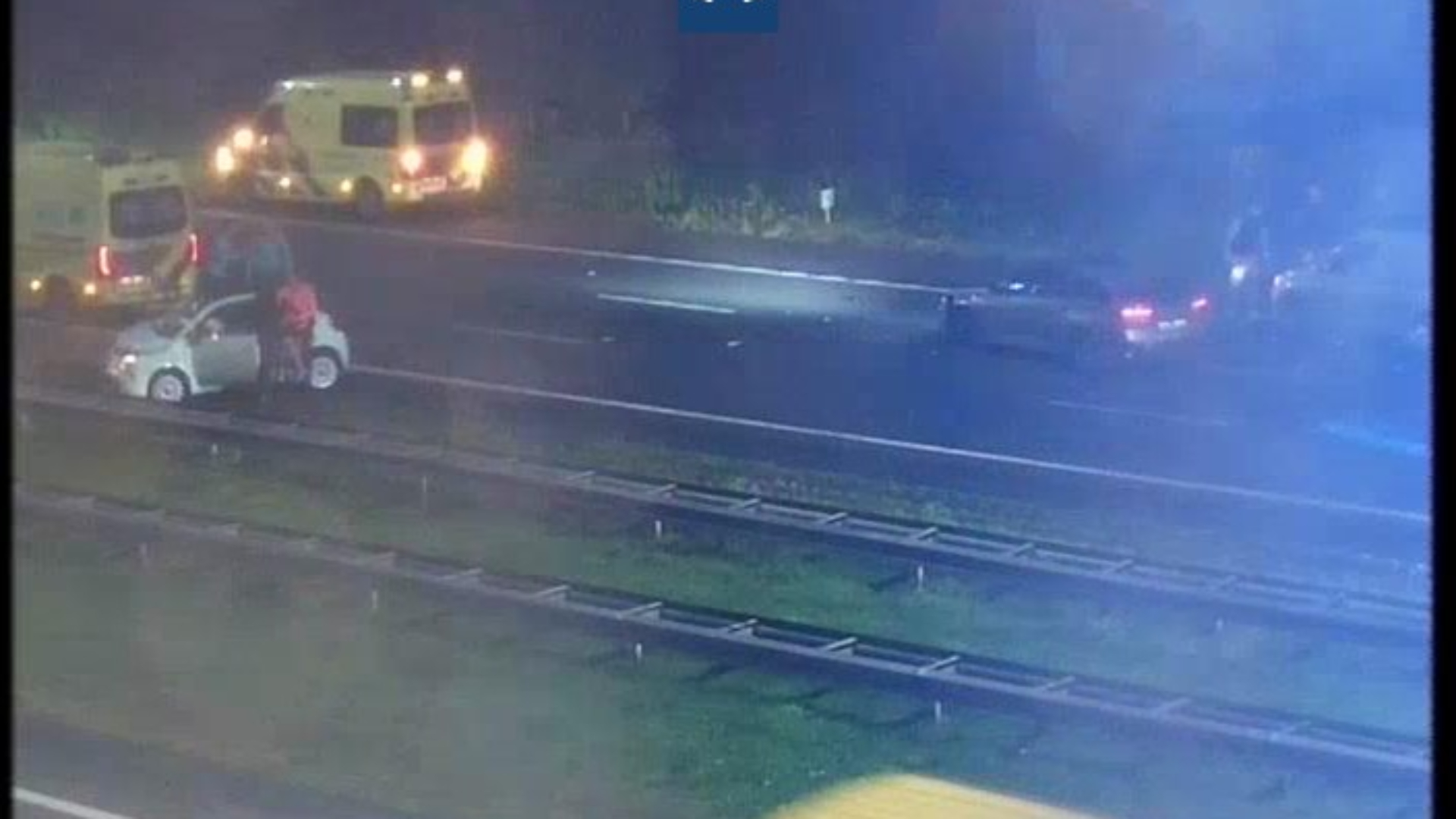 A27 vanuit Hilversum richting Utrecht dicht door ongeluk met meerdere voertuigen.