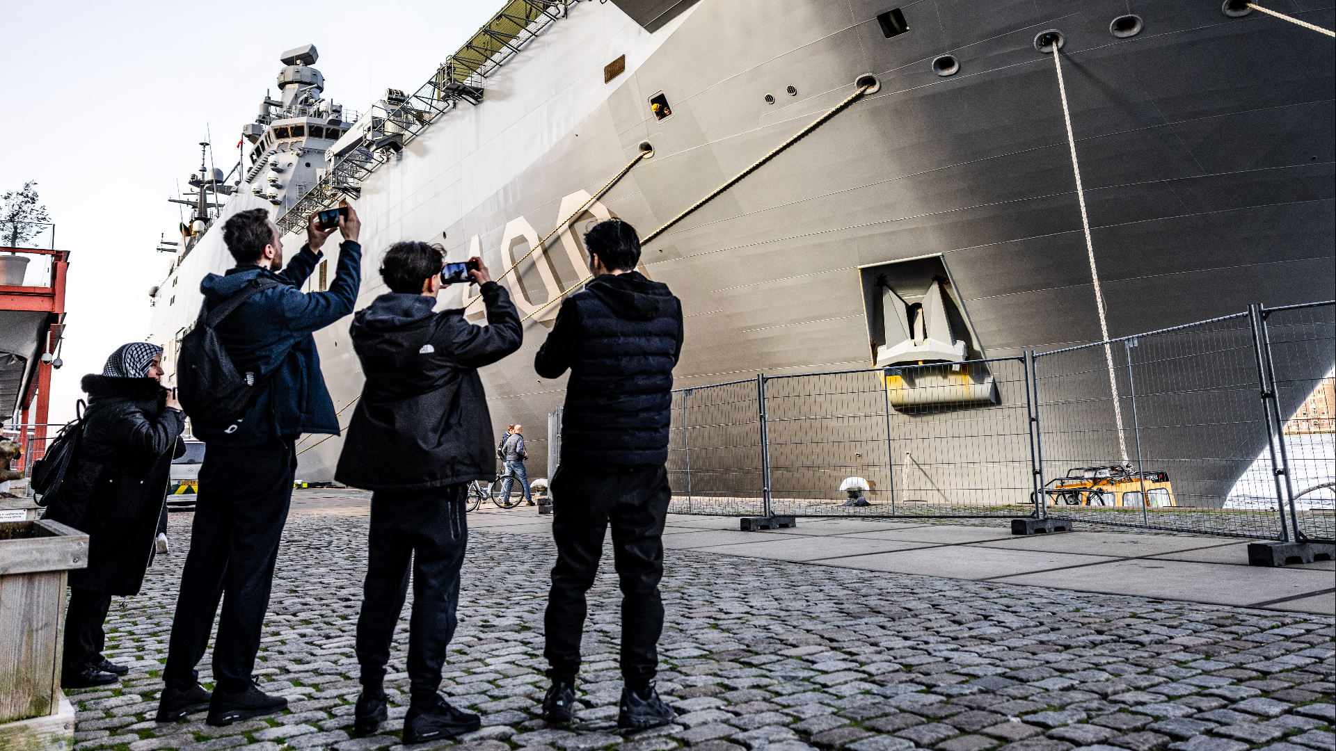De marineschepen trokken veel aandacht op de Wilheminakade in Rotterdam.