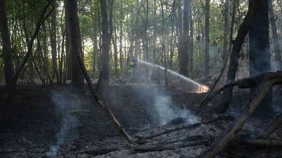 Brandweer blust bosbrand terwijl verderop waterleiding springt