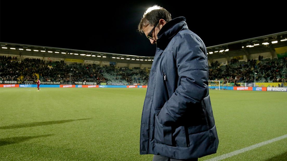 ADO Den Haag-trainer Zeljko Petrovic staart naar de grond 