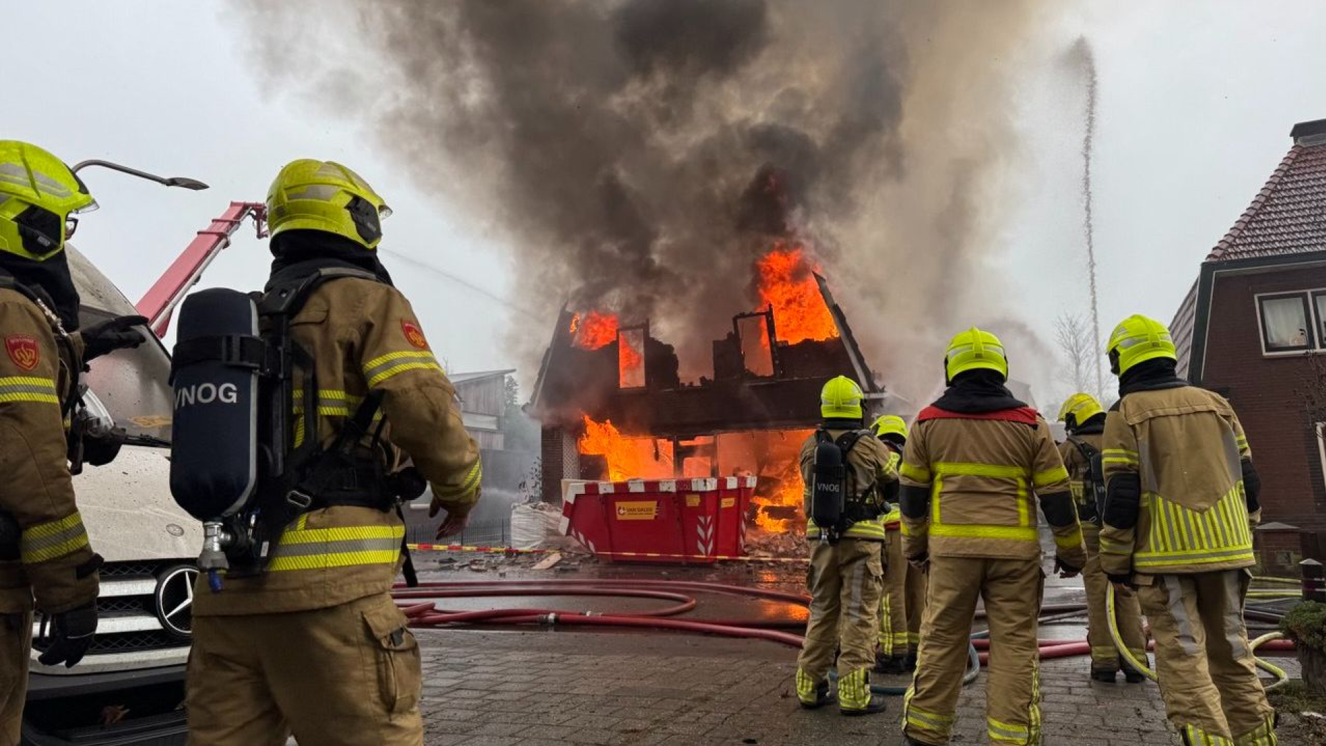 Woning ingestort bij brand, basisschool ontruimd