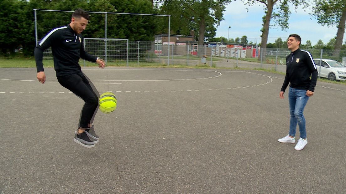 Bouzambou en El Hattach willen zich in Indonesië in de kijker spelen