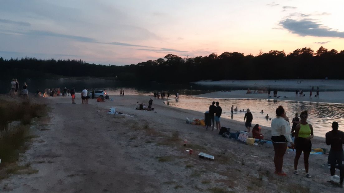 Veel badgasten bleven tot laat in de avond bij 't Nije Hemelriekje en het Gasselterveld (Rechten: Politie Noord-Drenthe)