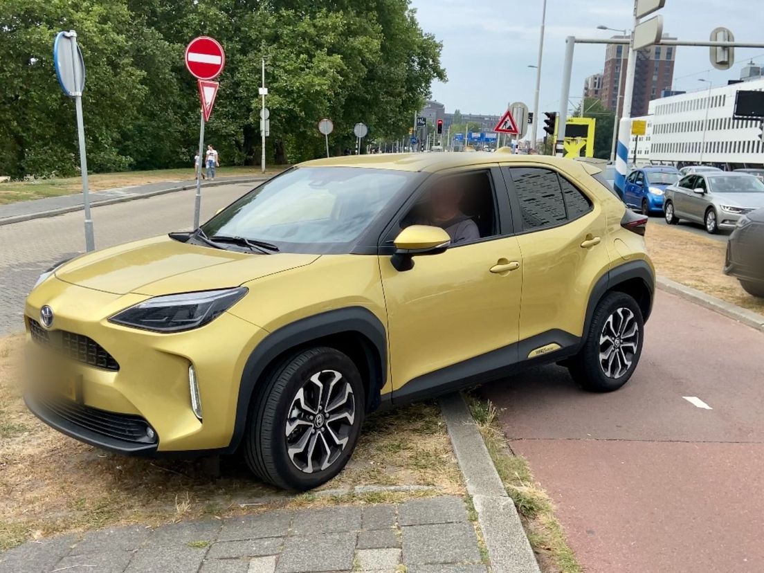 Bestuurders rijden door de berm en over het fietspad vanwege de chaos op de Westzeedijk