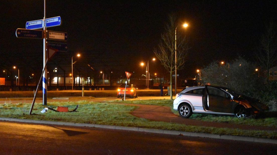 Twee auto's botsten op elkaar (Rechten: De Vries Media)