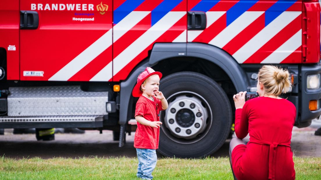 Het kindje voor de brandweerwagen in Hoogezand