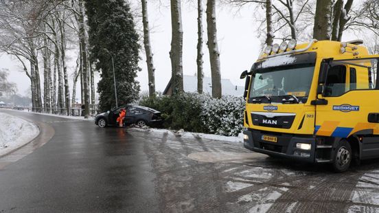 Auto glijdt in bocht en botst tegen boom