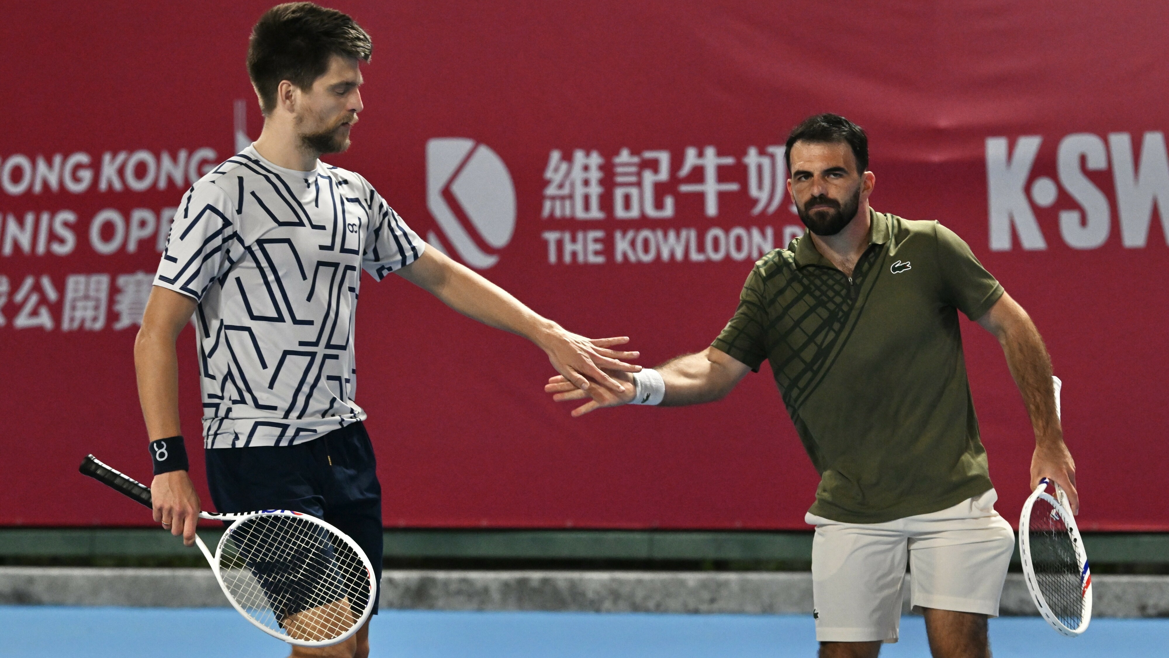 Arends met zijn nieuwe partner op het ATP-toernooi in Hongkong