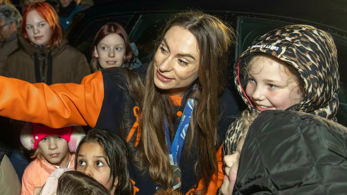 Bloemen en selfies voor Femke Kok bij terugkomst in Nij Beets: 