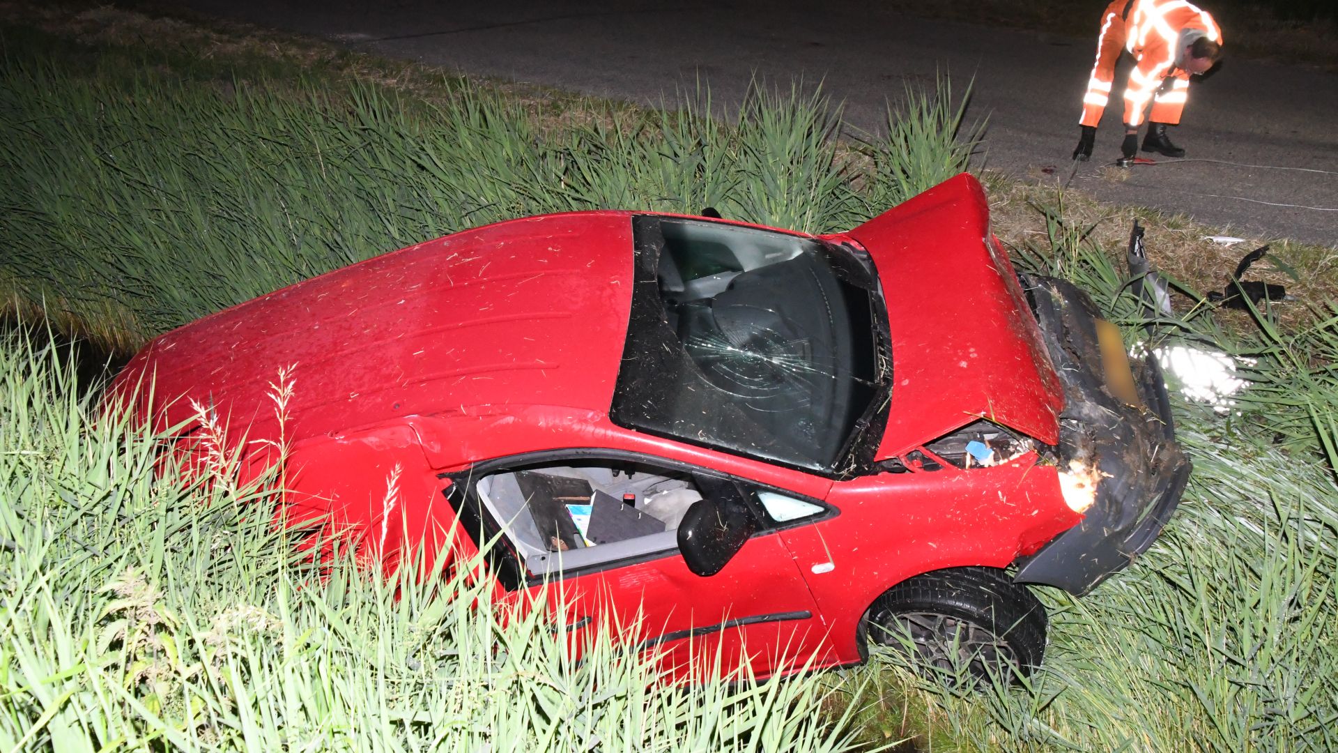 Auto Belandt In Sloot, Bestuurder Gewond Naar Ziekenhuis - Omroep Zeeland