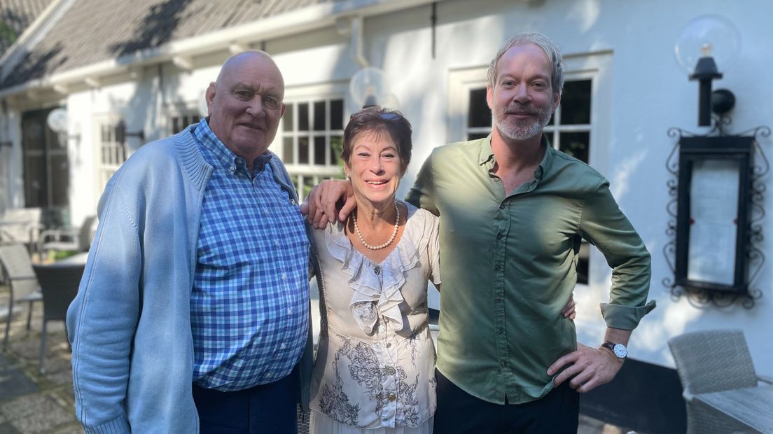 Peter, Helen en Yuri Simons bij hun familierestaurant Taverne Meer & Bosch