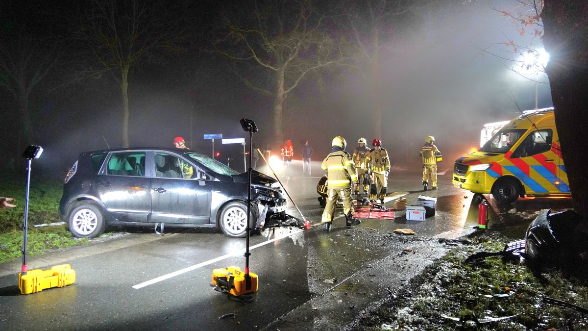 112 Nieuws: Auto botst tegen boom in Staphorst, hulpdiensten bevrijden inzittenden