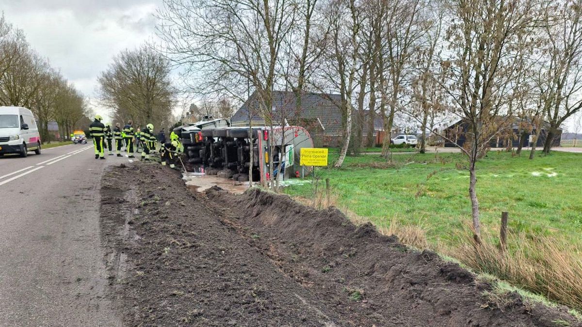 Melkwagen gekanteld bij Houtigehage, weg weer vrij