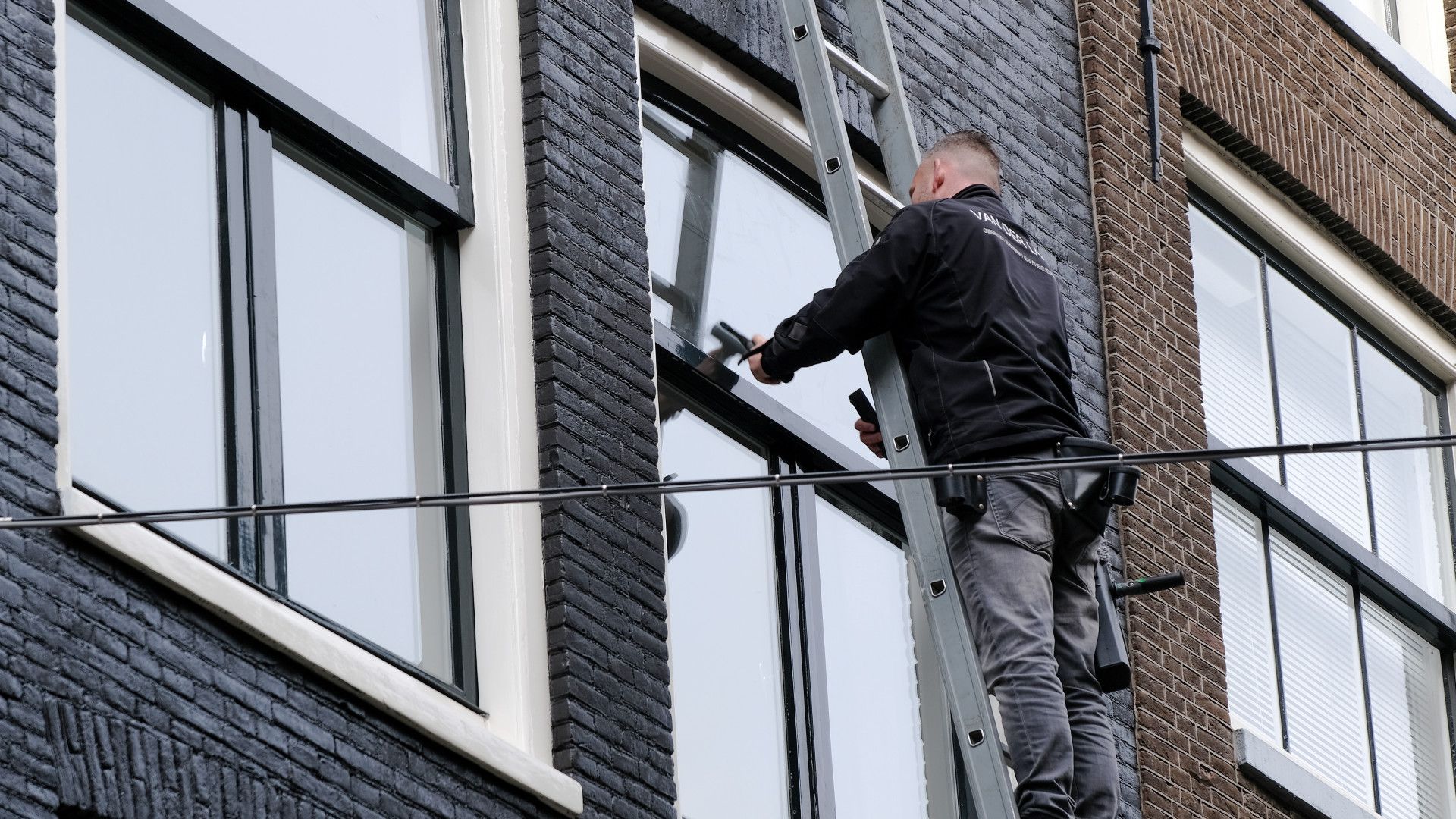 Glazenwasser Blind Aan één Oog Na Val, Hagenaar Moet Cel In Voor ...