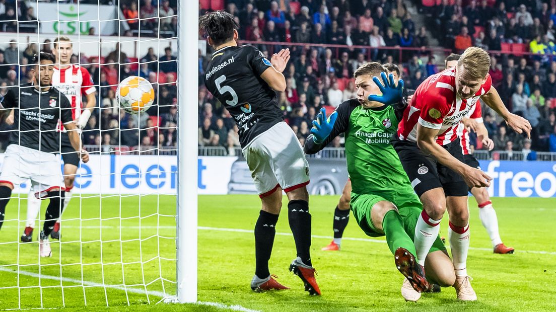 Luuk de Jong scoort de 3e voor PSV. Kjell Scherpen en Gersom Klok zijn geklopt (Rechten:ANP Marcel van Dorst)