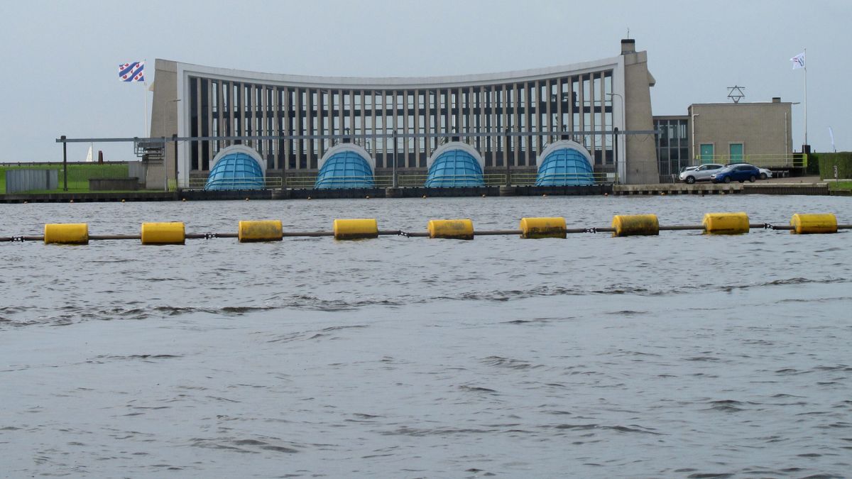 Wetterskip Fryslân bereidt zich voor op storm en hoogwater | Autobrand in Joure