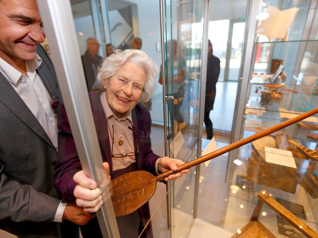 De 93-jarige Tineke van Benthum opent de expositie (Foto Thymen Stolk Fotografie)