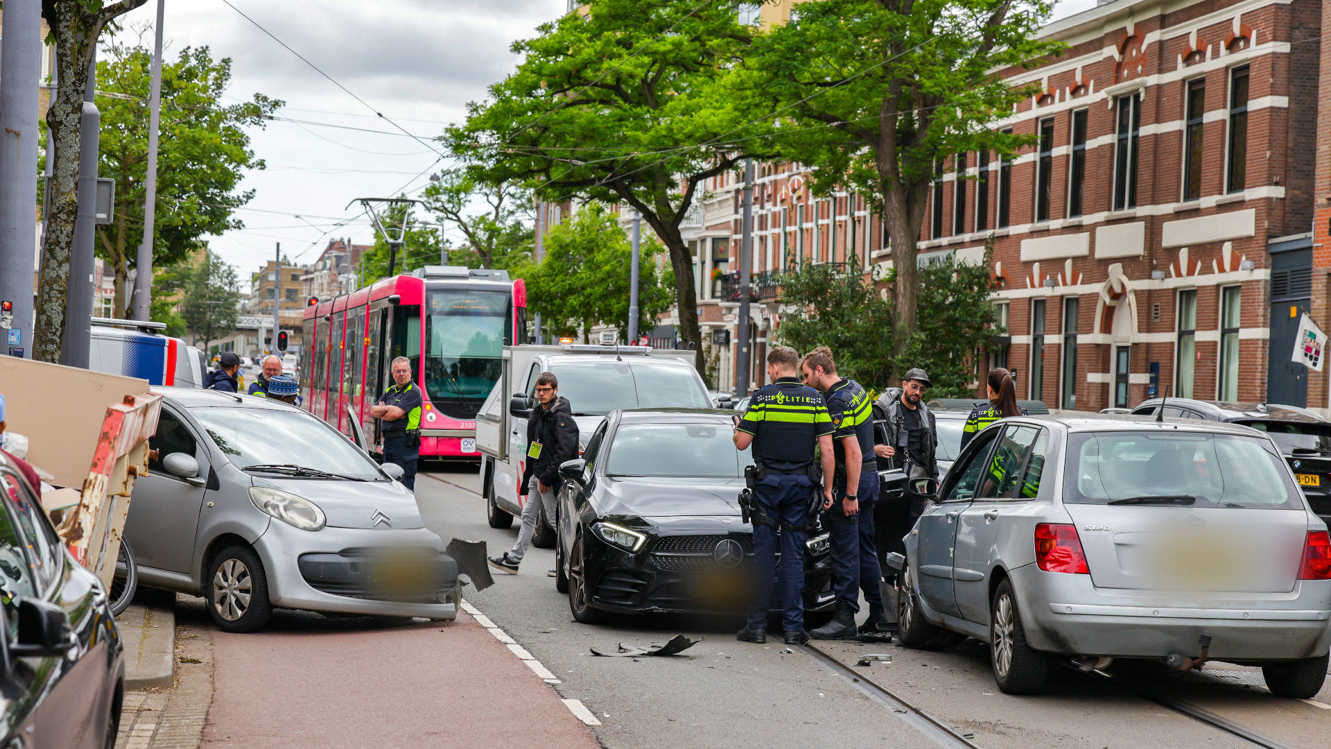 Auto rijdt van rijbaan af en ramt andere auto, bestuurder aa
