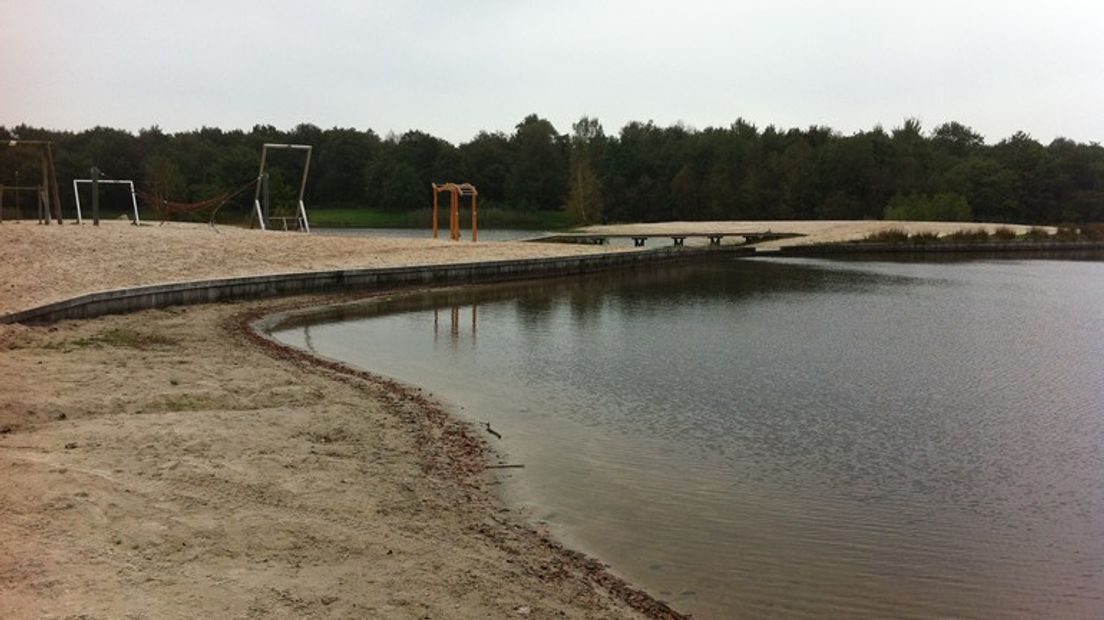 Het water en strand bij recreatieplas Schoonhoven (Rechten: archief RTV Drenthe)