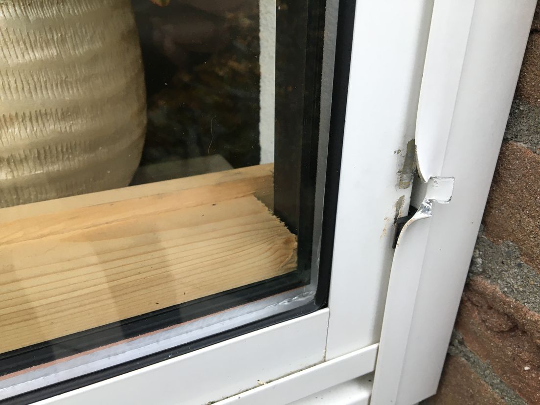 Een raam dat is opengebroken bij een inbraak in Maassluis