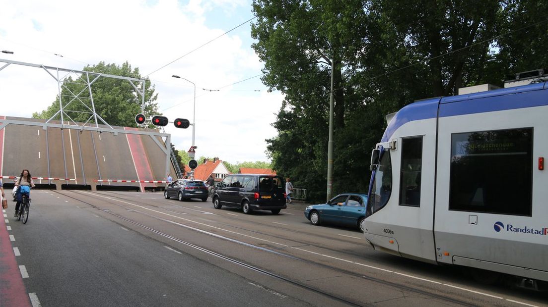 De Reineveldbrug in Delft blijft open staan