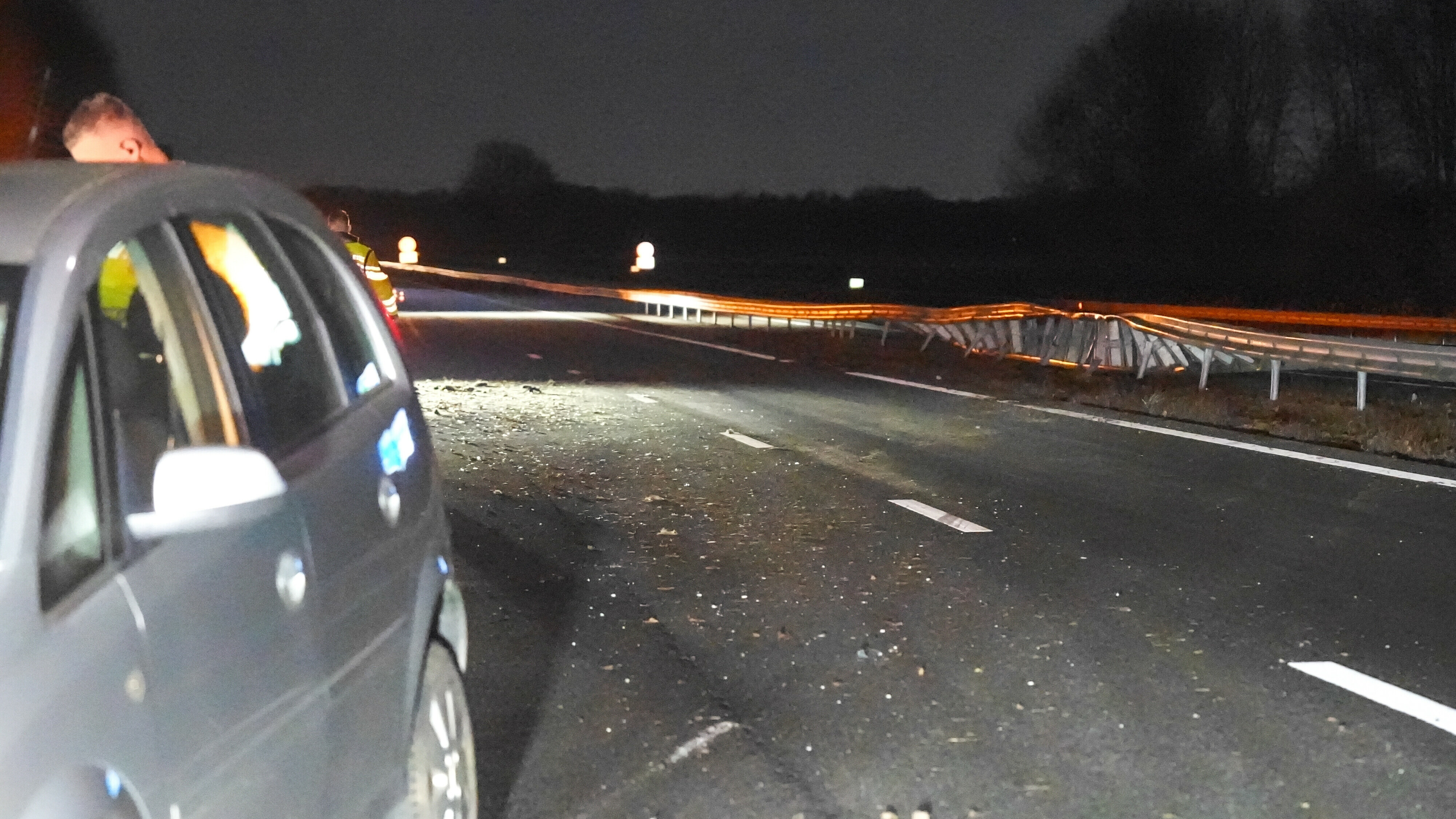 Auto raakt in de slip op A28 en zorgt voor flinke schade