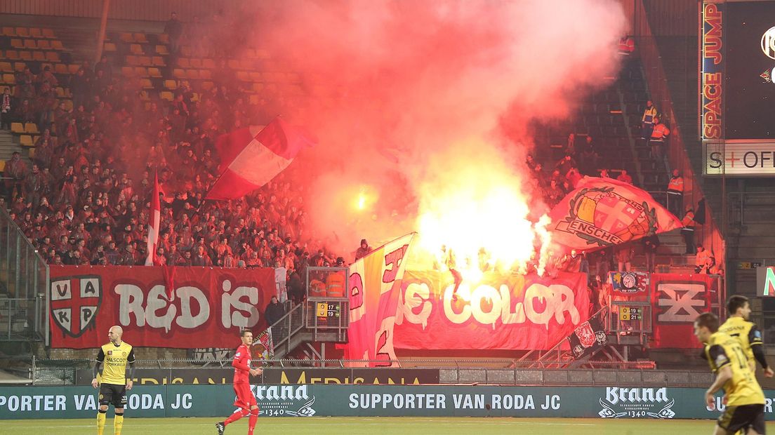 FC Twente krijgt straf voor vuurwerk