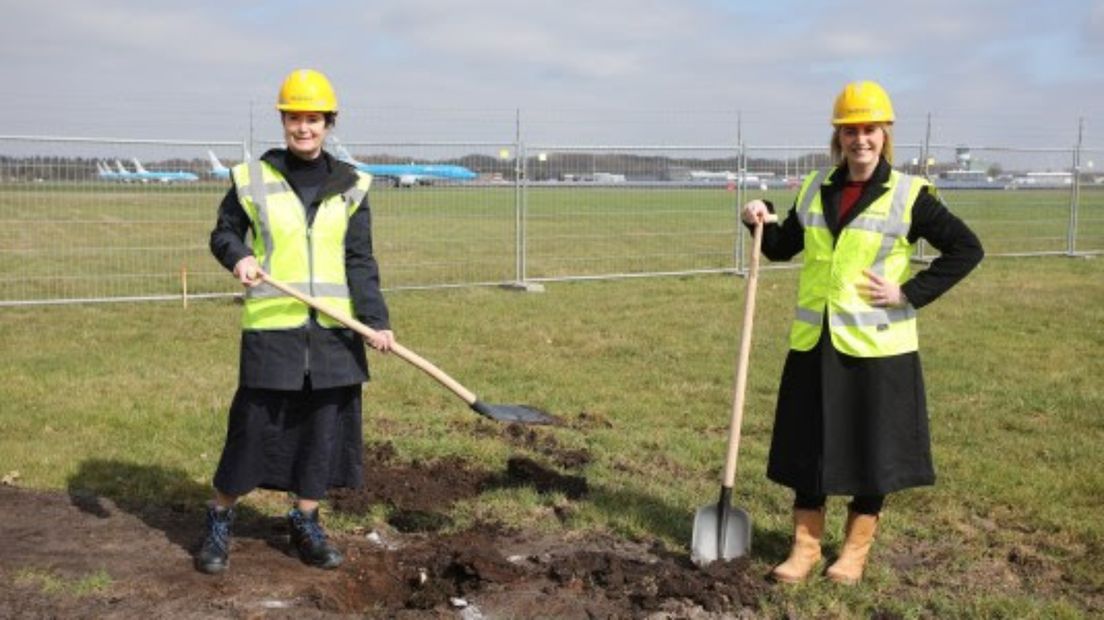 Luchthavendirecteur Meiltje de Groot en Malou van der Pal (Luchtverkeersleiding Nederland) steken de spreekwoordelijke schop de grond in