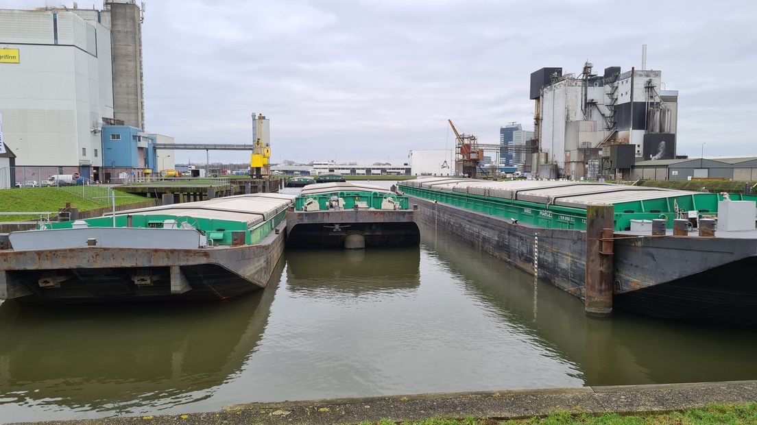 Vrachtschepen voor transport van veevoer in de Voorsterhaven in Zwolle