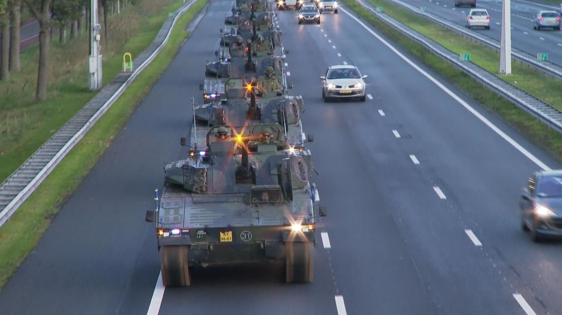 Tientallen militaire voertuigen rijden vanuit Havelte richting Amersfoort