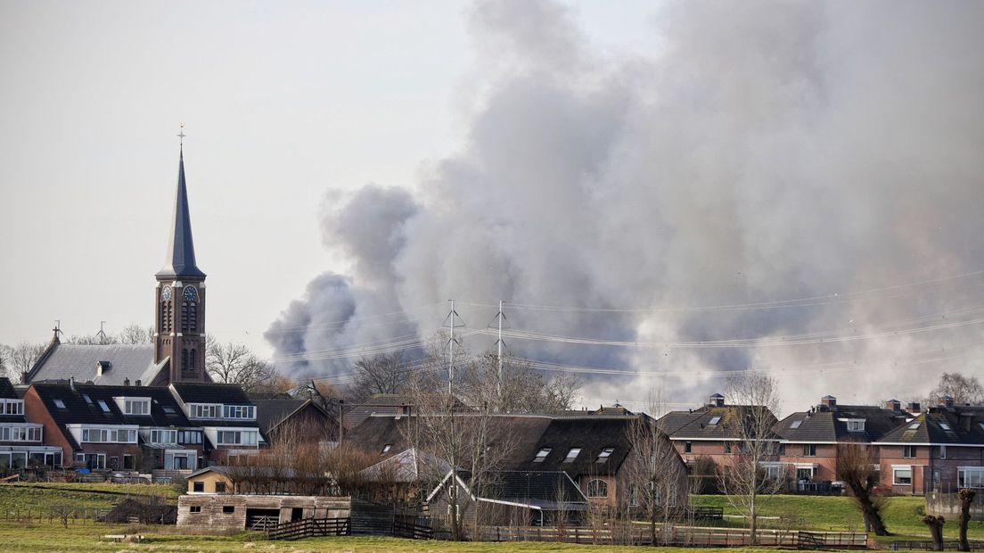 De rookwolken zijn tot ver in de omgeving te zien