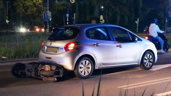 Scooterrijder naar ziekenhuis na botsing. Scooterrijder naar ziekenhuis na botsing.