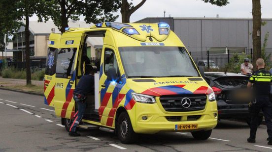 Fietsend kind gewond na aanrijding | Botsing tussen taxi en auto. Fietsend kind gewond na aanrijding | Botsing tussen taxi en auto.