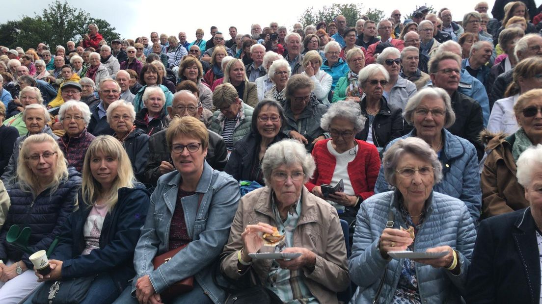 Steeds meer Duitsers steken de grens over om naar het bloemencorso van Lichtenvoorde te komen kijken. Het op een na grootste bloemencorso van Nederland viert dit jaar haar 90-jarig jubileum en overweegt een speciale tribune voor onze oosterburen neer te zetten.