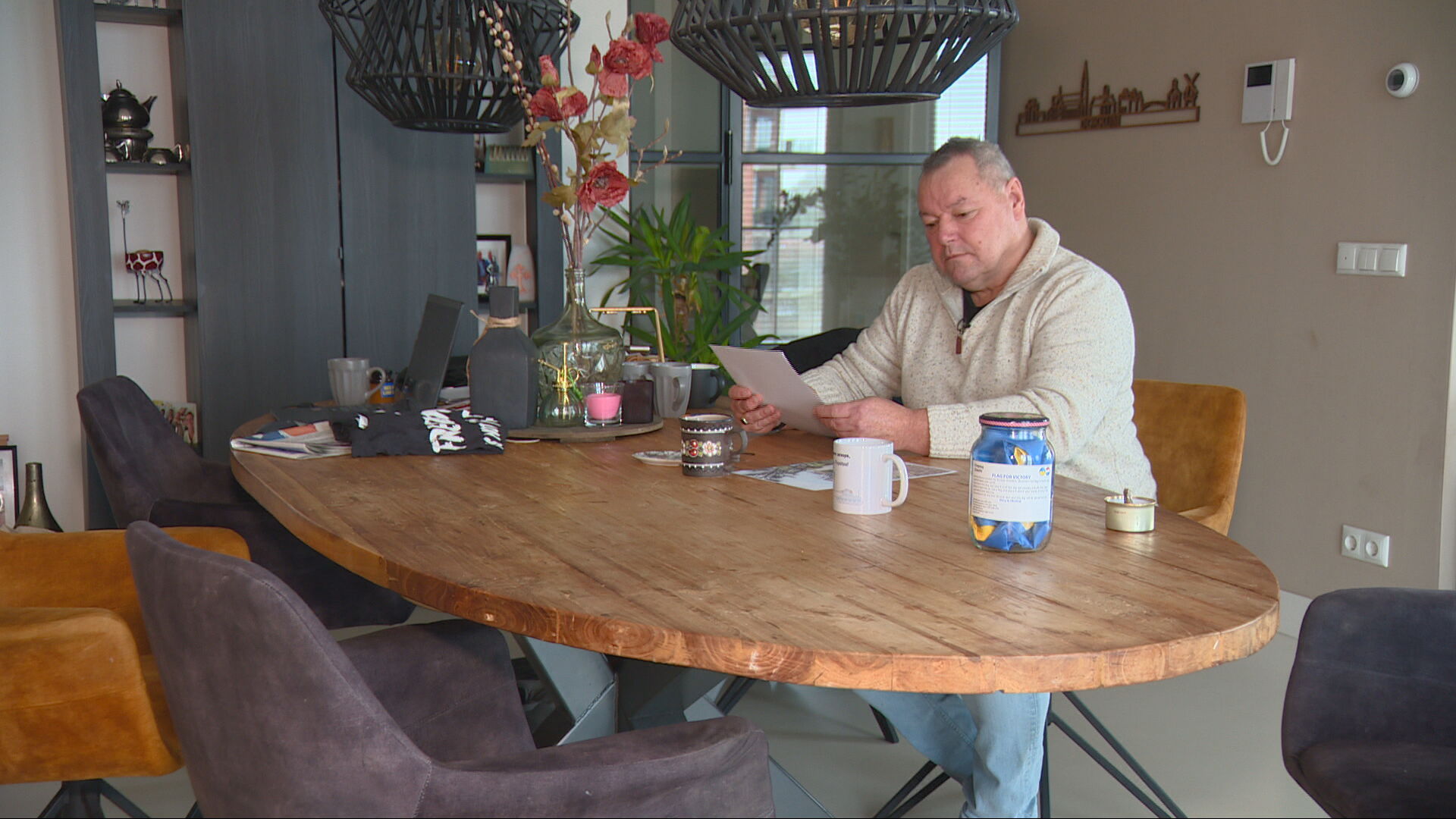 Eelke Krol oan syn keukentafel yn Dokkum