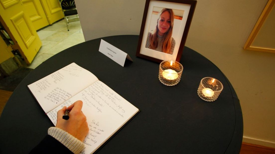 Een vrouw tekent in Utrecht het condoleanceregister voor Anne.