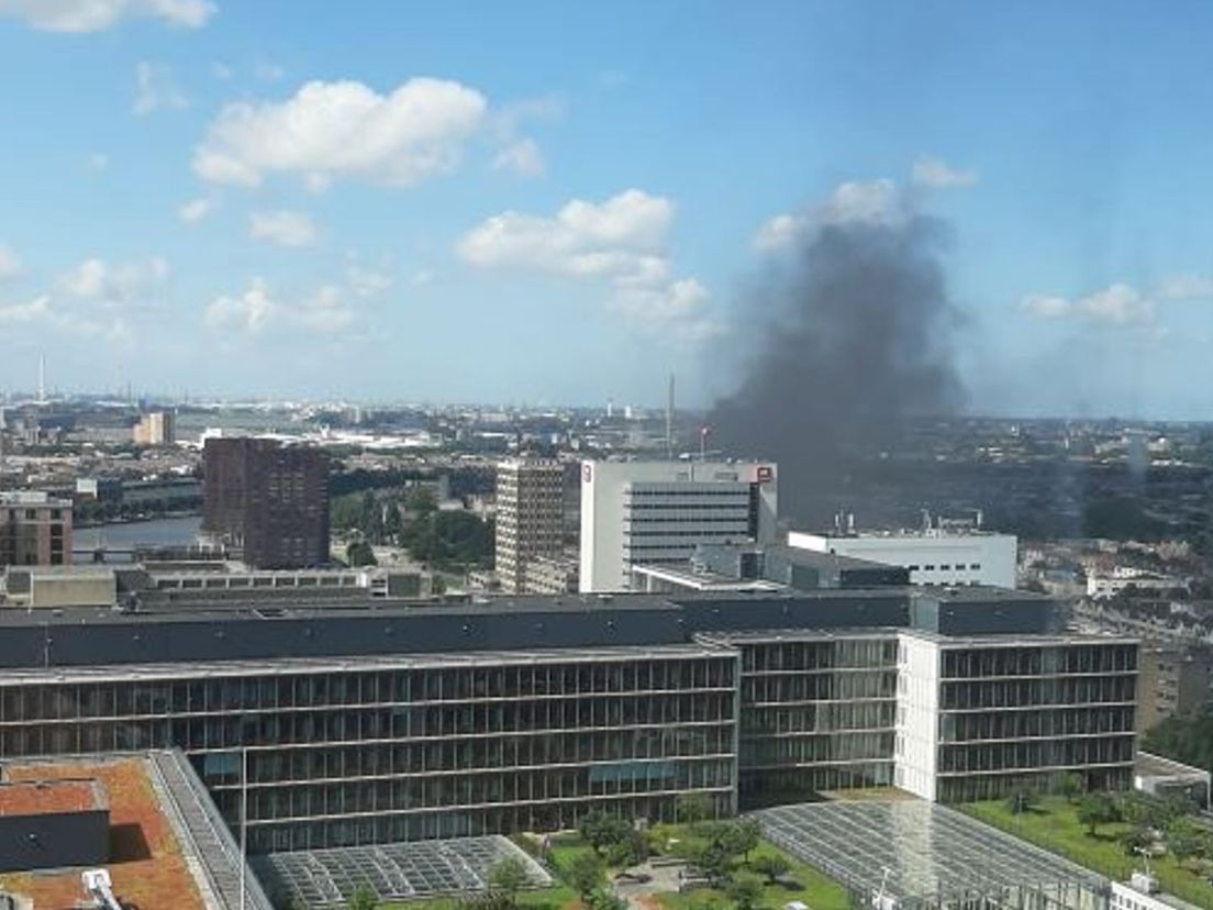 Grote uitslaande brand in Rotterdam