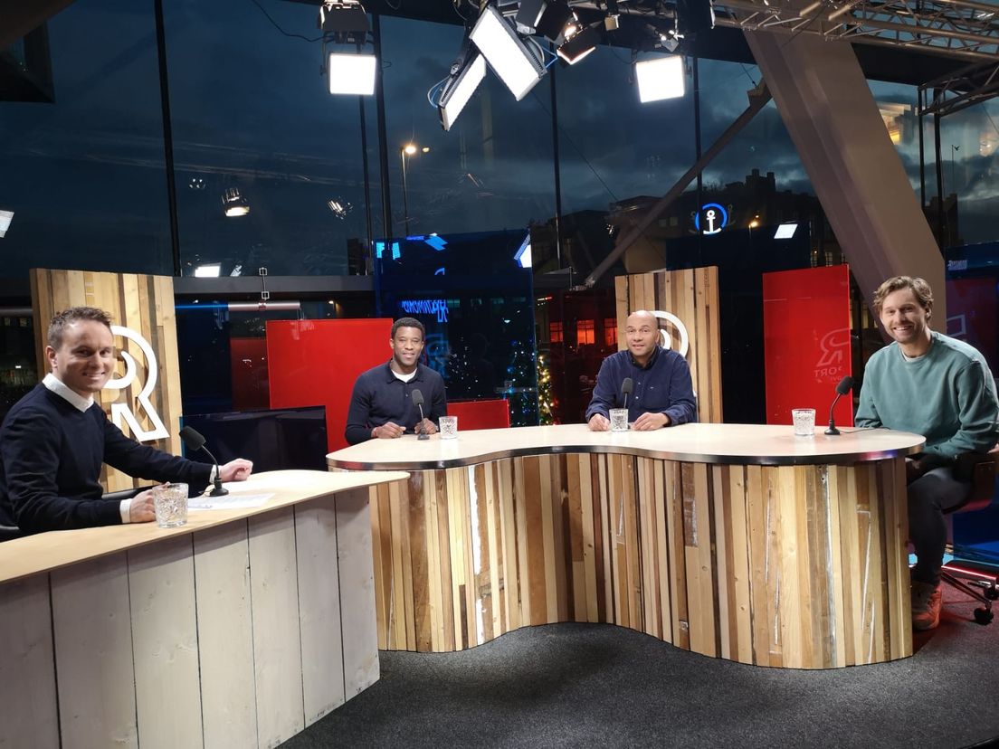 Guyon Fernandez aan tafel in FC Rijnmond naast (vlnr) Bart Nolles, Sinclair Bischop en Thomas Verhaar