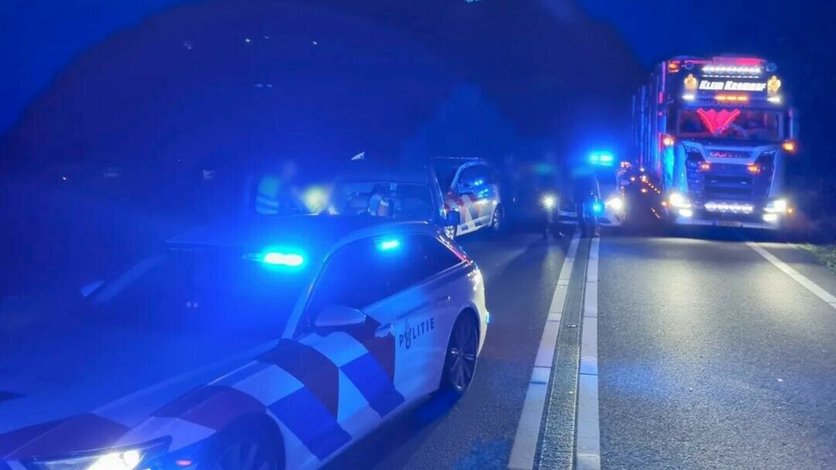 Spookrijder met bijl en mes ramt politieauto's bij wilde achtervolging