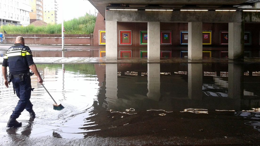 Wateroverlast bij spooronderdoorgang De Put in Den Haag 