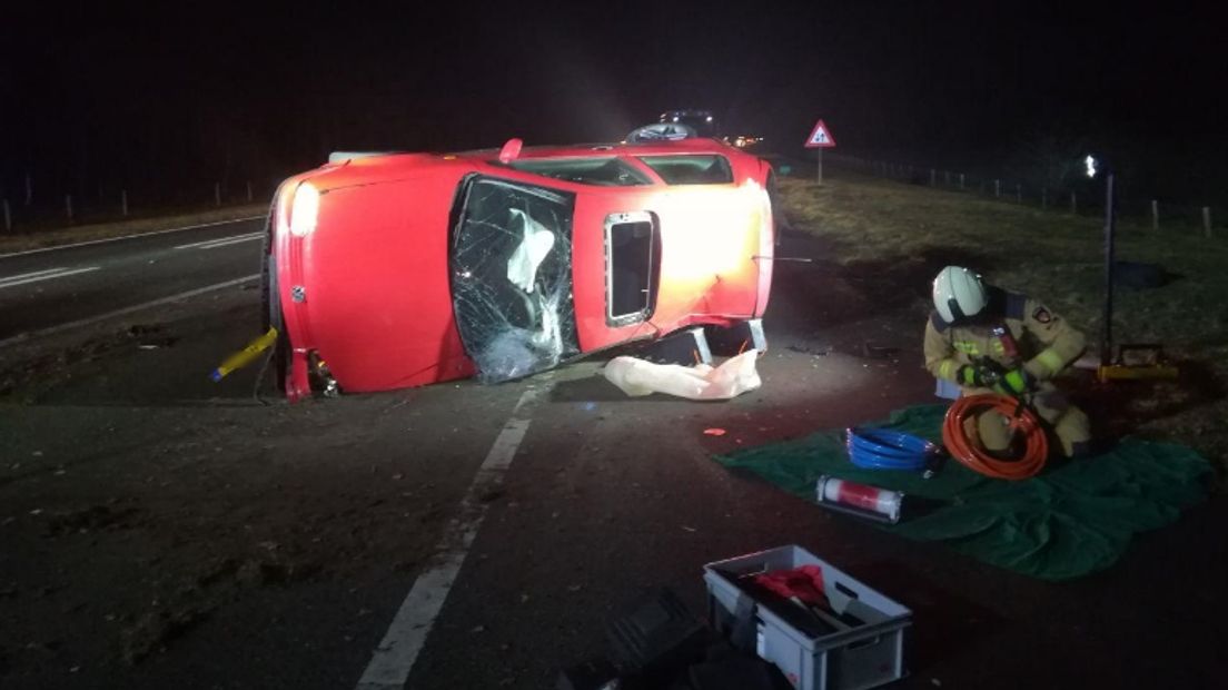 De auto belandde op de zijkant (Rechten: Van Oost Media)