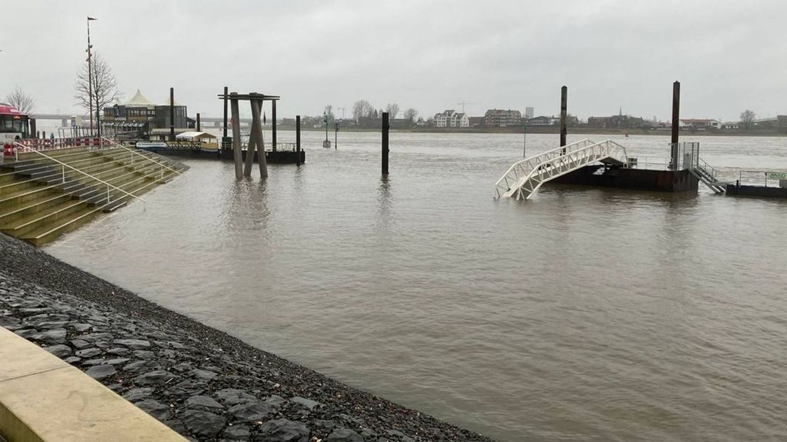 Water in de Waal staat hoger, maar zorgen zijn er niet