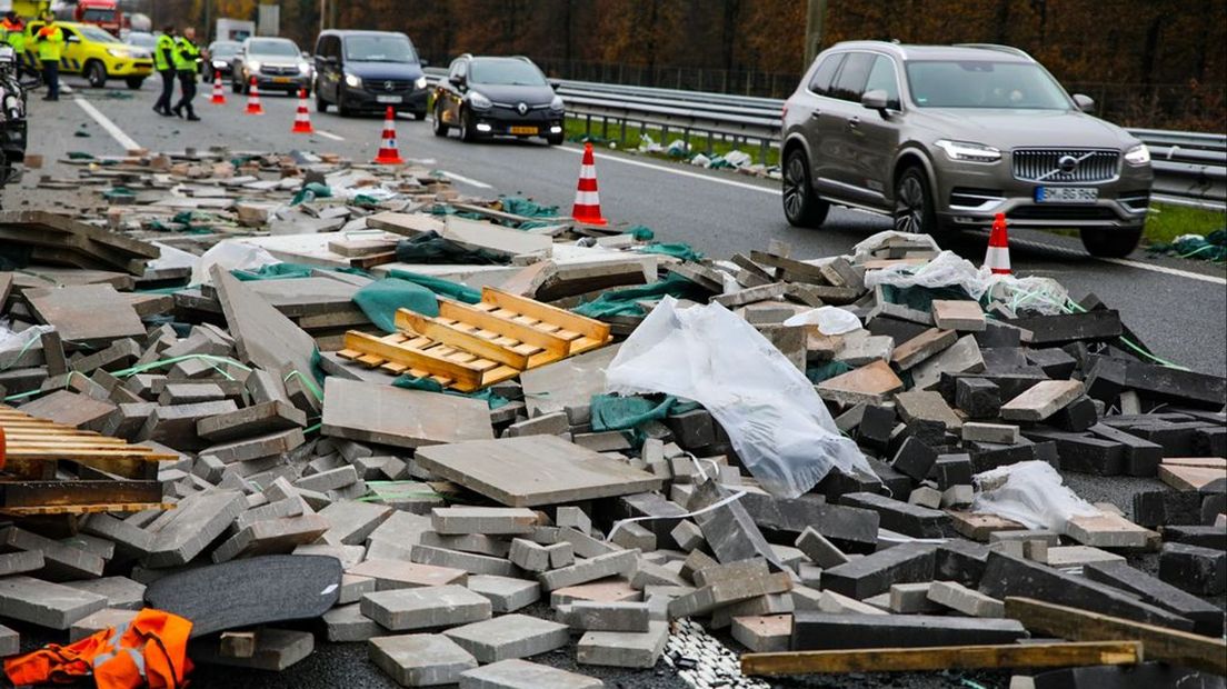 De A50 lag in de richting van Apeldoorn bezaaid met stenen.