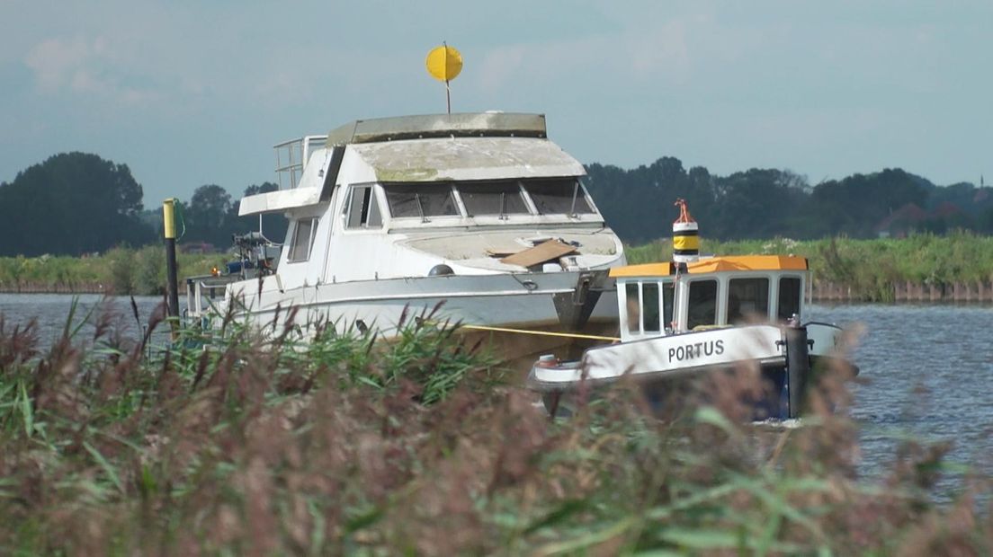 Het 'voormalige jacht van Willem Endstra' werd via het Eemskanaal naar Delfzijl gebracht