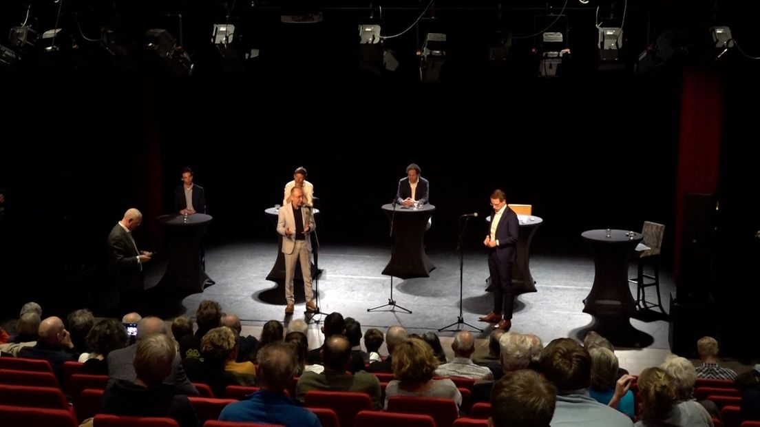 De partijen met elkaar in gesprek in Putten.