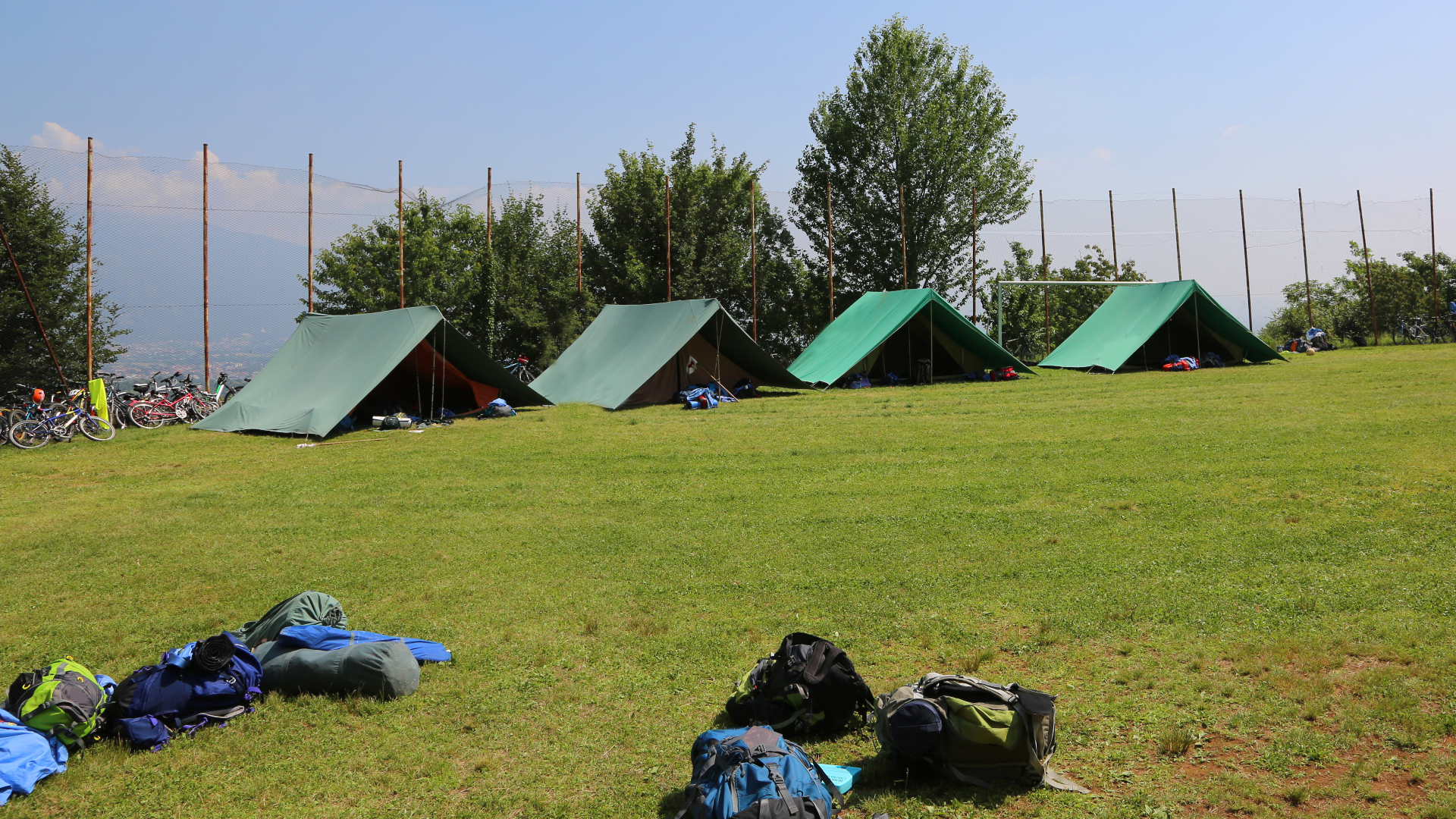 De verdachte zit vast en wordt verhoord.