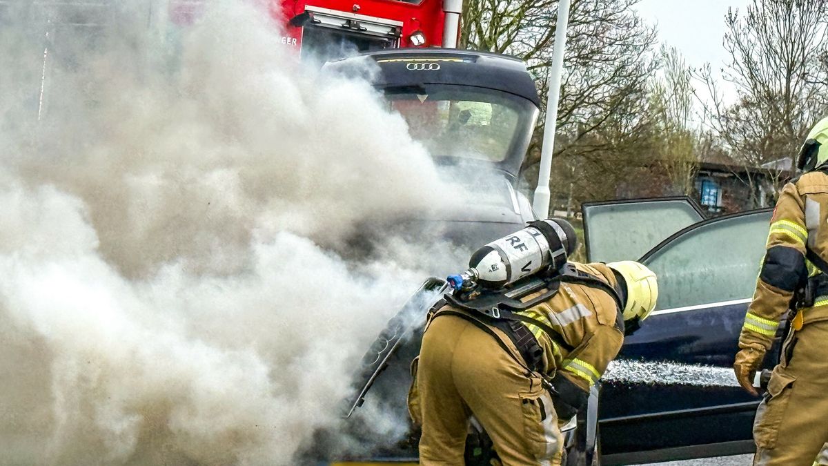 Auto vliegt tijdens het rijden in brand in Burgum | Woning beschoten in Leeuwarden, getuigen gezocht