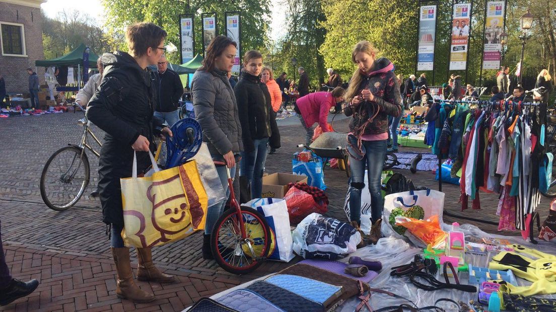 Handel op de vrijmarkt in Assen (Rechten: Hielke Meijer/RTV Drenthe)