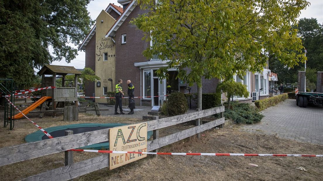 Agenten doen onderzoek bij het pand