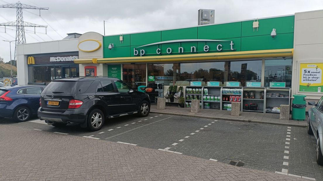 De BP in Wateringen langs de N211 richting de snelweg, met links de McDonald's